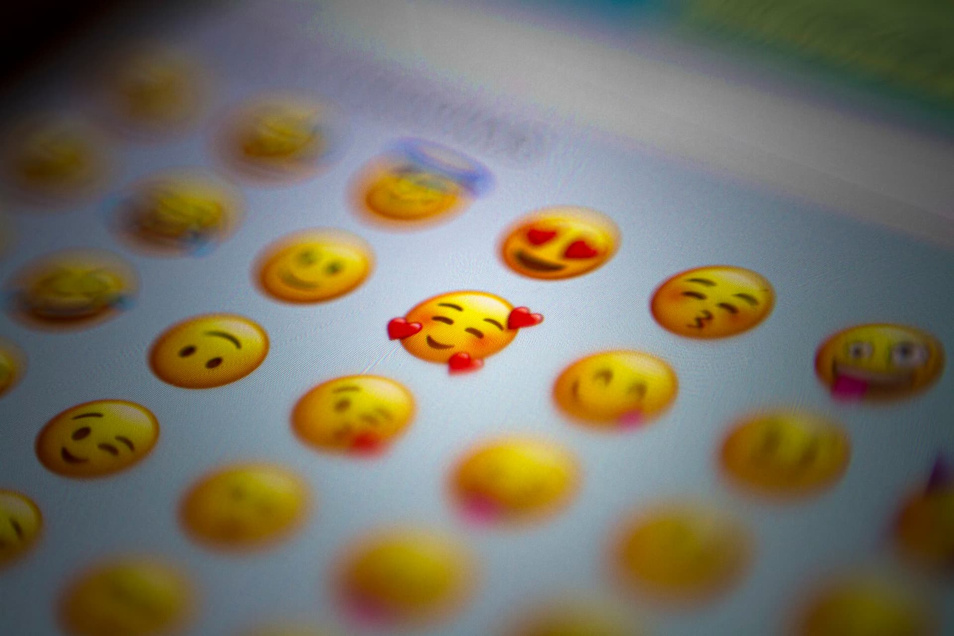 5 minut dziennie dla Twojego umysłu: Jak prowadzenie dziennika emocji zmienia sposób myślenia